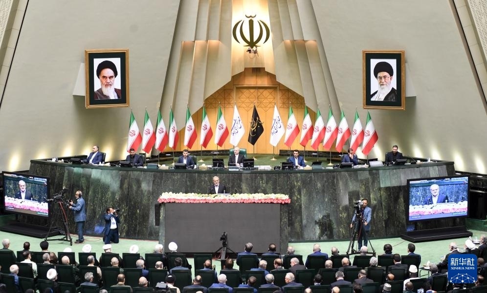 7月30日，佩澤希齊揚(yáng)（中）在伊朗德黑蘭的伊朗議會(huì)宣誓就任伊朗總統(tǒng)后發(fā)表就職演說(shuō)。新華社記者 沙達(dá)提 攝