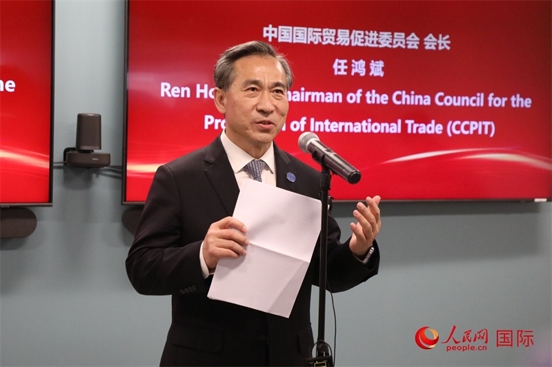 2、中國(guó)貿(mào)促會(huì)會(huì)長(zhǎng)任鴻斌出席活動(dòng)并致辭。 人民網(wǎng)記者 李志偉攝