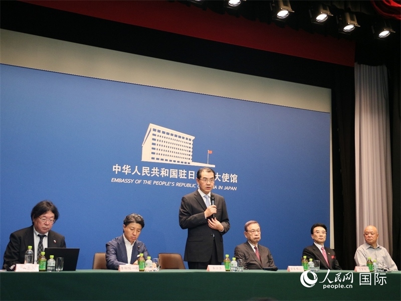 中國(guó)駐日本大使吳江浩（左三）致辭。人民網(wǎng) 許可攝