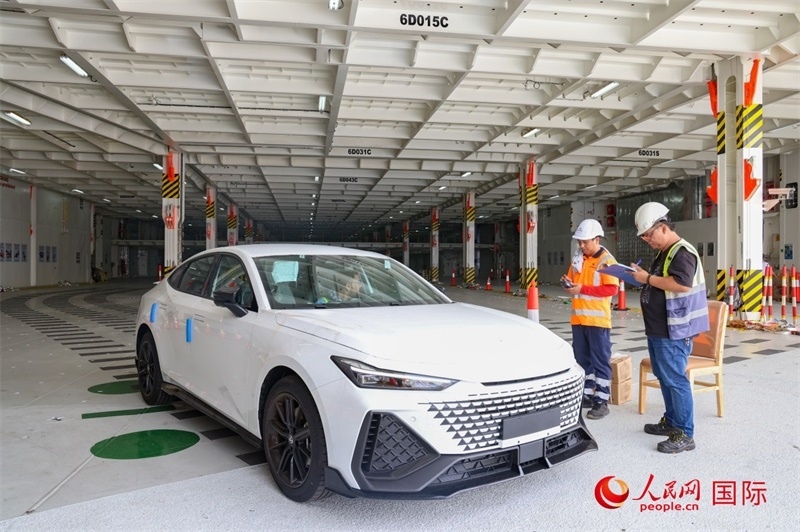 工人正在進行卸車作業(yè)。人民網(wǎng)記者 任皓宇攝