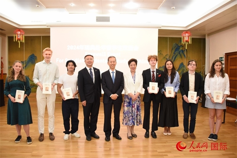 中國駐瑞典大使崔愛民與赴華瑞典留學(xué)生合影。人民網(wǎng)記者 殷淼攝