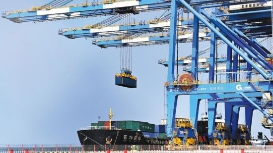 自動化起重機(jī)在中國(廣西)自由貿(mào)易試驗(yàn)區(qū)欽州港吊裝集裝箱。(圖片來源:新華社)