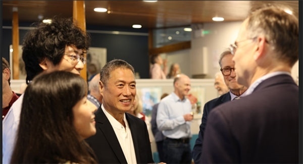 盧中見與嘉賓交流中國畫。許晉熙攝