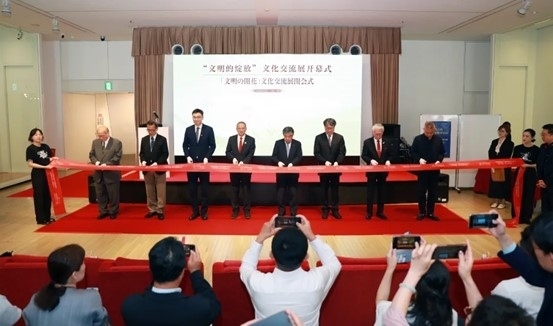 中外嘉賓共同為“文明的綻放”文化交流展開幕式剪彩。中國外文局國際傳播發(fā)展中心供圖