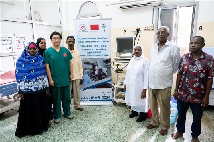 王璐醫(yī)生與部分患者合影。中國(guó)援桑醫(yī)療隊(duì)供圖