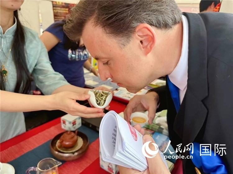 德國(guó)市民品鑒中國(guó)茶。人民網(wǎng)記者 劉赫攝