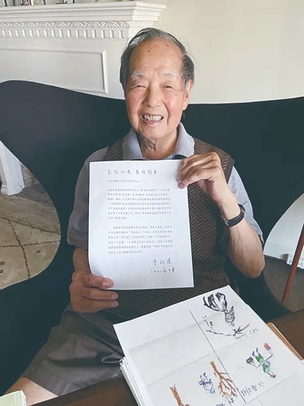 李政道先生曾面對(duì)鏡頭展示給中國(guó)高能物理事業(yè)的寄語。圖片來源：中國(guó)科學(xué)報(bào)