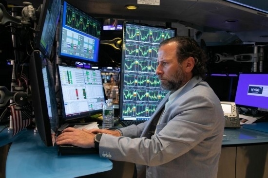 5月3日，交易員在美國紐約證券交易所交易大廳工作。新華社發(fā)（郭克攝）