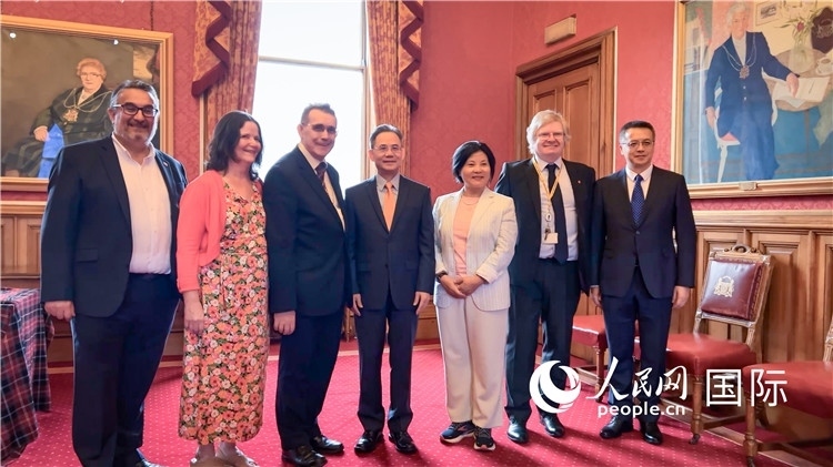 圖為阿伯丁市政廳會見現(xiàn)場。人民網(wǎng) 郭錦標(biāo)攝