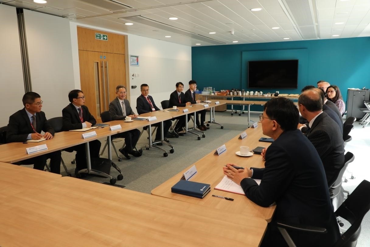 圖為中國(guó)駐英國(guó)大使鄭澤光與項(xiàng)目運(yùn)營(yíng)團(tuán)隊(duì)及企業(yè)合作機(jī)構(gòu)負(fù)責(zé)人座談現(xiàn)場(chǎng)。中國(guó)駐英國(guó)使館供圖