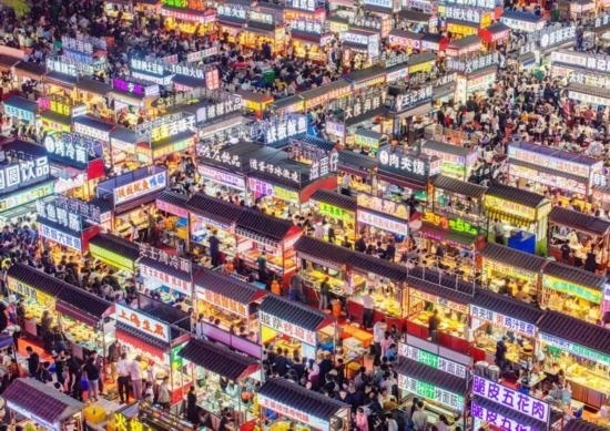 2024年4月21日，人們在河北省正定縣小商品夜市品嘗美食（無人機照片）。新華社發(fā)（武志偉 攝）