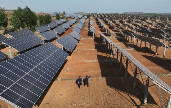 2024年4月16日，工人在河北省石家莊市靈壽縣譚莊鄉(xiāng)程家莊村的“農(nóng)光互補”光伏發(fā)電場巡查（無人機照片）。新華社記者 楊世堯 攝