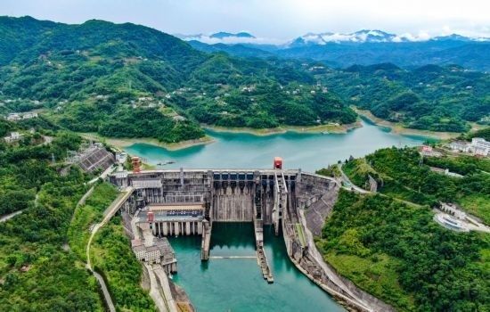 這是陜西安康水電站大壩（2024年6月21日攝，無人機照片）。新華社記者 蔡湘鑫 攝