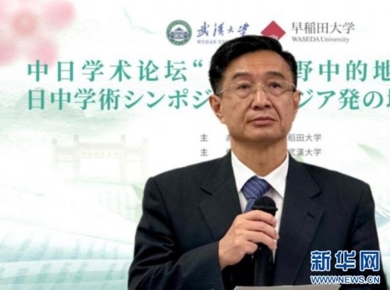 圖為中國(guó)駐日本大使館教育處公使銜參贊杜柯偉發(fā)表致辭。（武漢大學(xué)供圖）