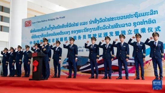 8月5日，在中老鐵路萬象站，中老鐵路首批14名老撾籍火車司機(jī)進(jìn)行宣誓。新華社發(fā)（凱喬 攝）