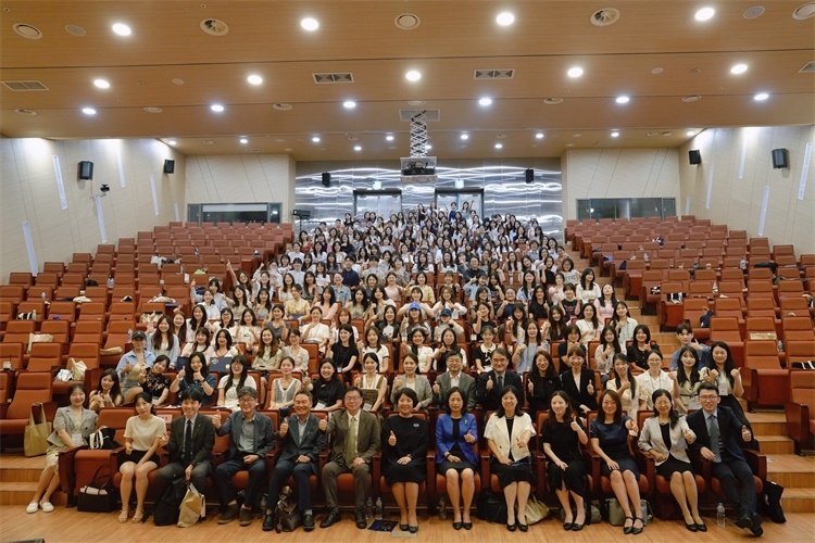 8月5日，第十一屆在韓國際中文教育志愿者崗中培訓(xùn)舉行開班儀式。圖為活動(dòng)現(xiàn)場合影。 教育部中外語言交流合作中心供圖