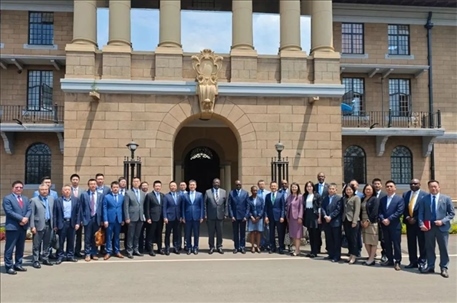 （與會人員合影留念。駐肯使館供圖）