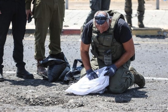 8月6日，在以色列納哈里亞，警方在無人機襲擊現(xiàn)場開展工作。以色列國防軍6日發(fā)表聲明說，多架無人機當(dāng)天從黎巴嫩射向以色列，造成以色列邊境城市納哈里亞數(shù)名平民受傷。新華社/基尼圖片社