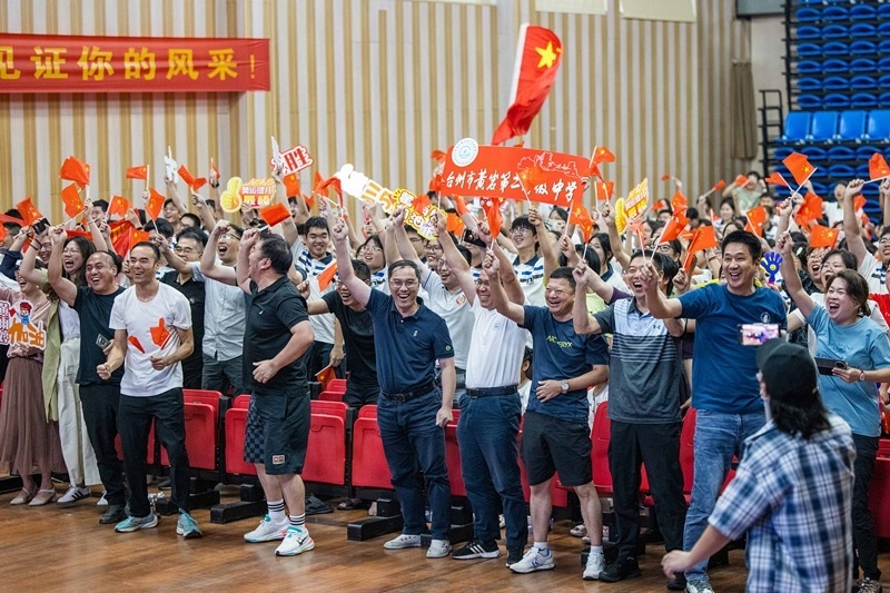 北京時間7月27日，2024年巴黎奧運會首個比賽日，在射擊10米氣步槍混合團體比賽中，中國選手黃雨婷/盛李豪獲得金牌。圖為黃雨婷的母校師生們通過收看奧運直播的方式為她加油助威。