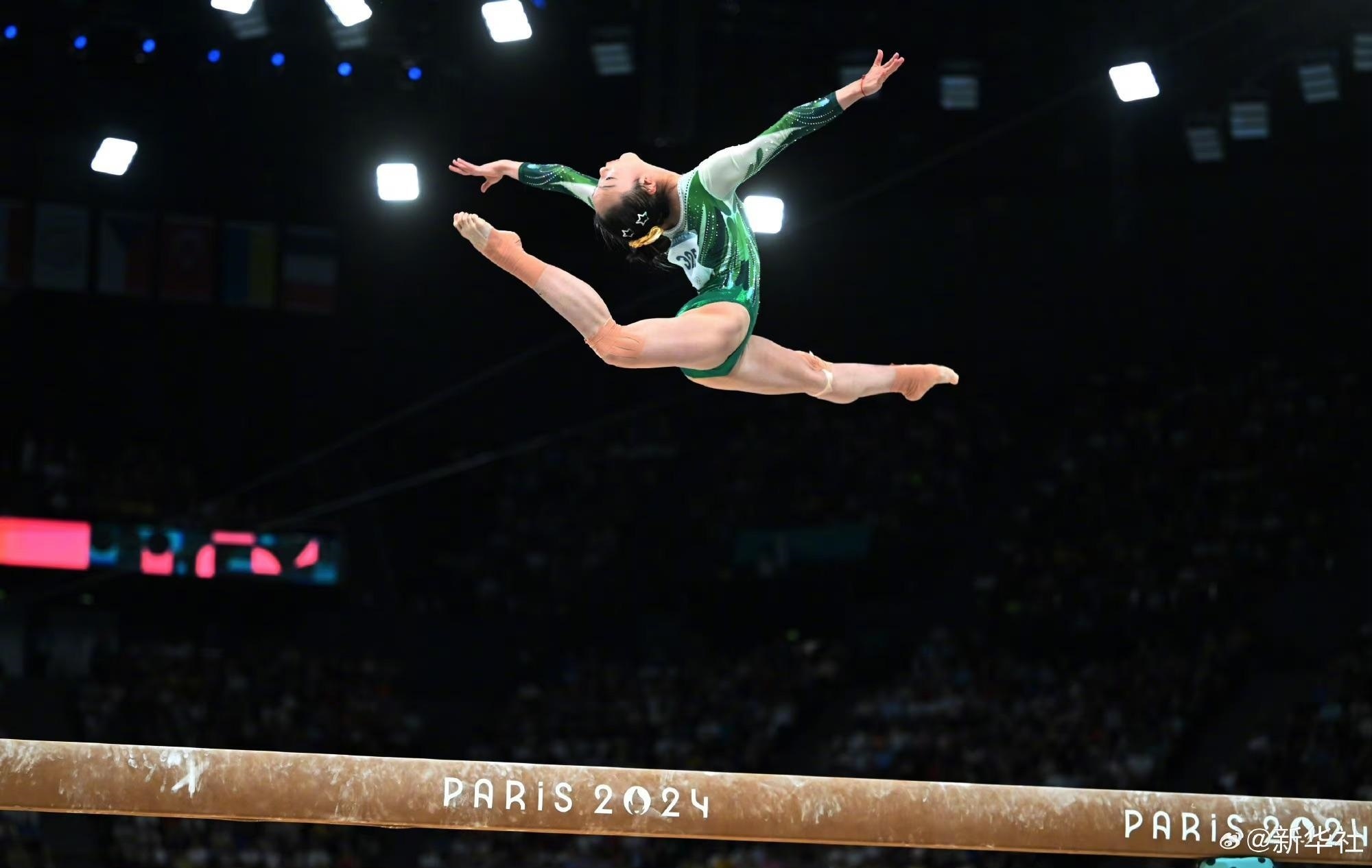 巴黎奧運(yùn)會(huì)體操女子平衡木比賽中，中國(guó)選手周雅琴的靚麗身姿