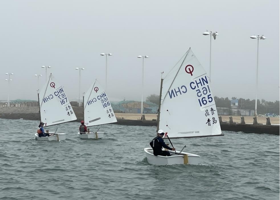 青島市嶗山區(qū)中韓小學(xué)帆船社團進行帆船訓(xùn)練。青島市嶗山區(qū)教育和體育局供圖