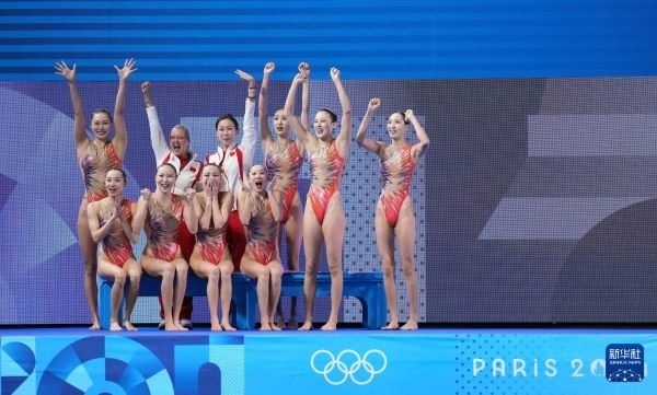 北京時(shí)間8月8日凌晨，巴黎奧運(yùn)會花樣游泳集體項(xiàng)目的最后一項(xiàng)比賽集體技巧自選在巴黎奧林匹克水上運(yùn)動中心舉行。中國隊(duì)奪得花樣游泳集體項(xiàng)目金牌。圖為中國隊(duì)在比賽后慶祝奪冠。新華社記者 薛宇舸 攝