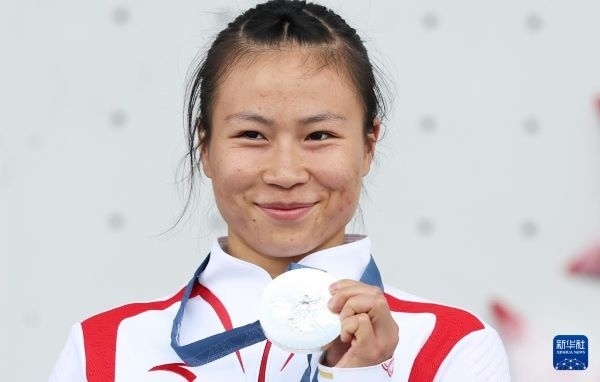 北京時(shí)間8月7日，在巴黎奧運(yùn)會攀巖女子速度賽比賽中，中國選手鄧麗娟獲得銀牌。圖為亞軍中國選手鄧麗娟在頒獎(jiǎng)儀式上。新華社記者 高靜 攝
