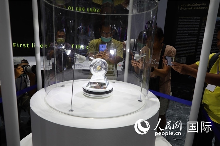 “嫦娥五號”探測器從月球帶回的月球樣品在泰國展出。人民網(wǎng)記者簡承淵攝