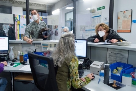 1月15日，人們在西班牙馬德里一家診所內(nèi)就診。新華社發(fā)（古斯塔沃·巴連特攝）