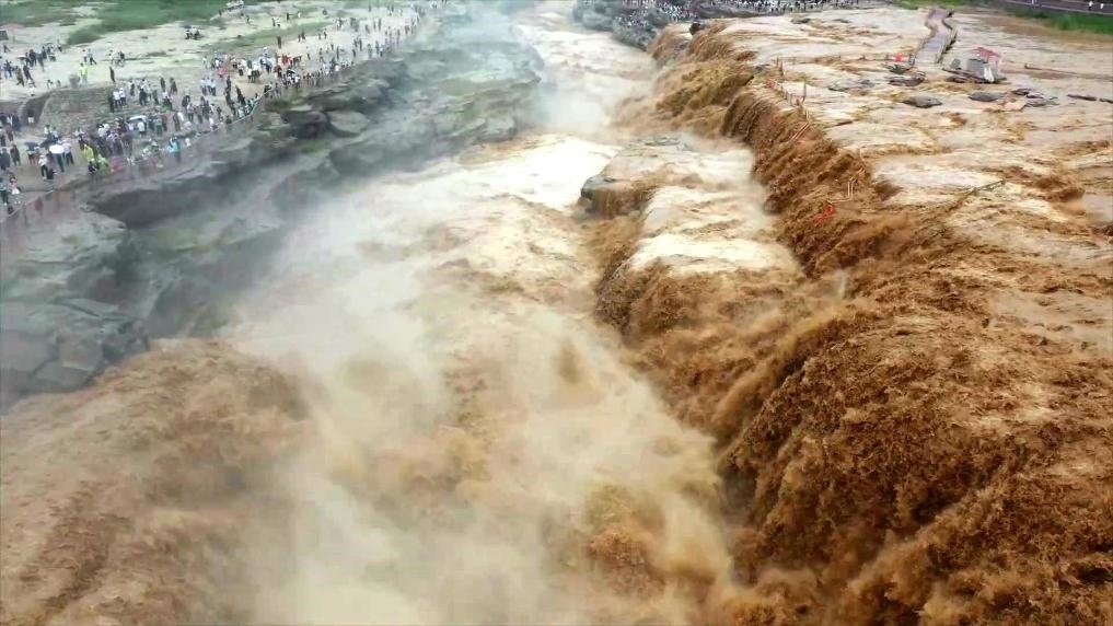 黃河壺口瀑布水量大增，出現壯美黃色瀑布群景觀。新華社發(fā) 呂桂明 攝