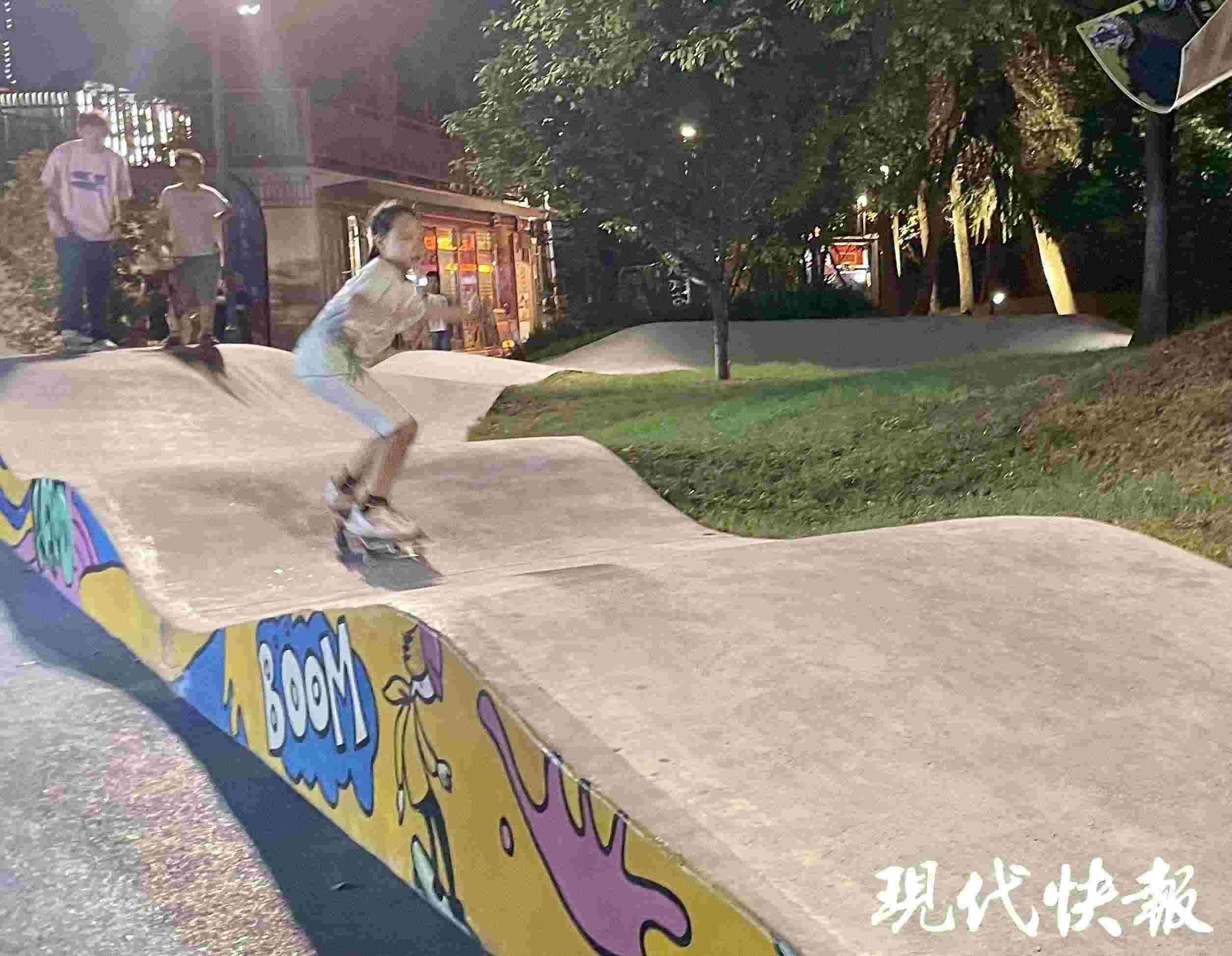南京西城·夜未央的滑板場地上，一群青少年正在玩滑板