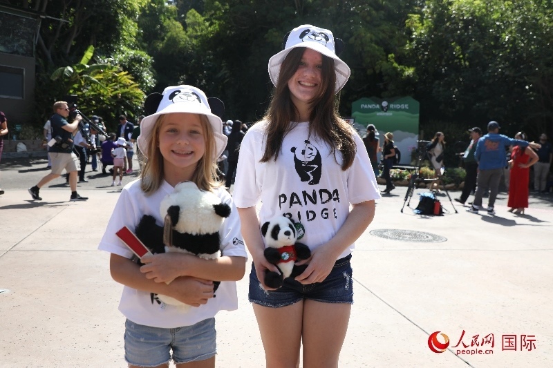 3、美國當(dāng)?shù)卦S多民眾來圣迭戈動物園看熊貓。 人民網(wǎng)記者 李志偉攝