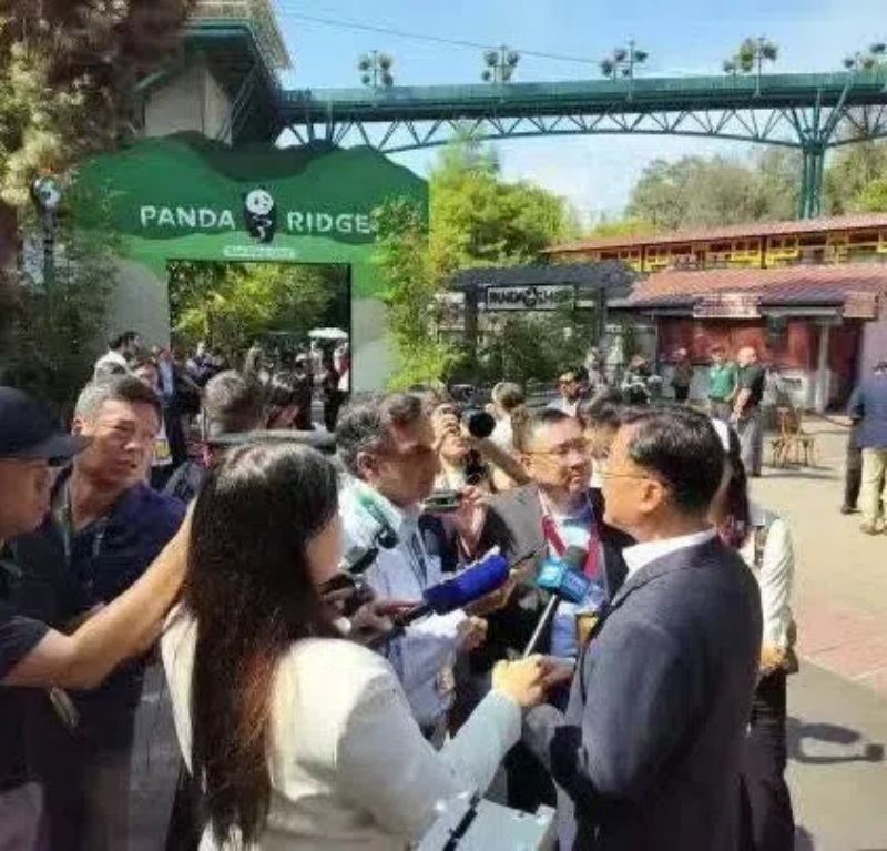 謝鋒大使現(xiàn)場接受記者采訪。中國駐美大使館供圖