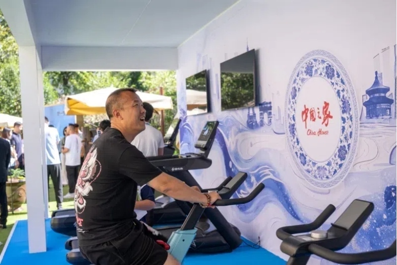 參觀者在智慧體育公園體驗(yàn)動(dòng)感單車。巴黎