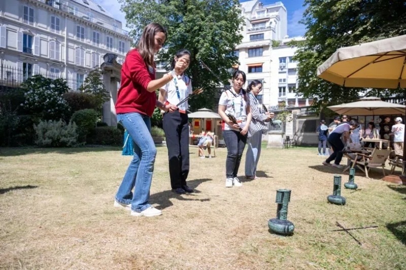 中外友人體驗(yàn)投壺游戲。巴黎