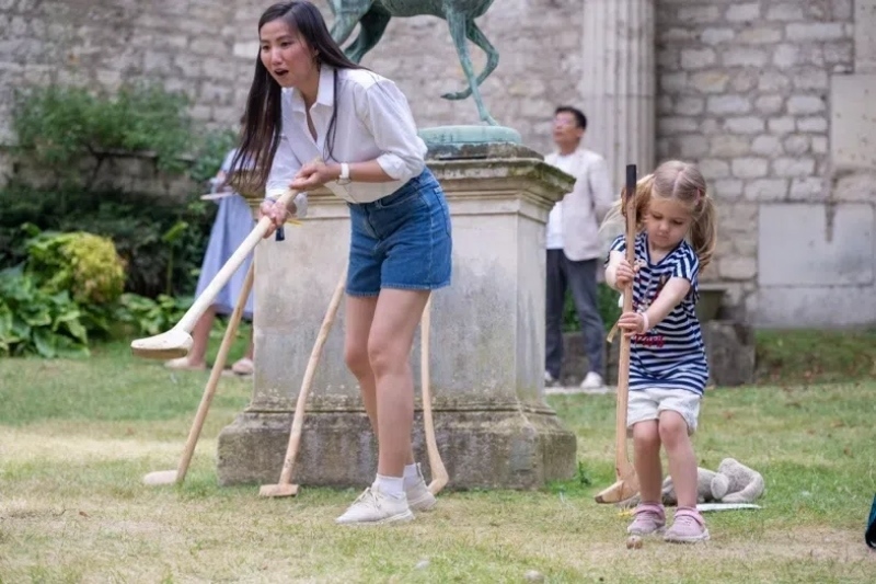 小朋友體驗(yàn)捶丸游戲。巴黎