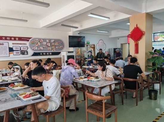 清水灣社區(qū)食堂坐滿了前來就餐的居民。新華社記者 鄒欣媛 攝