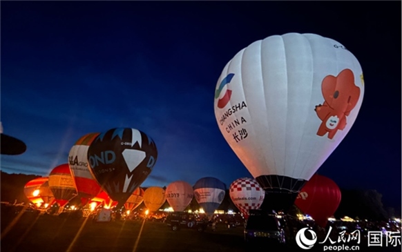 來自中國長沙的定制熱氣球亮相布里斯托國際氣球節(jié)。人民網(wǎng)記者 余穎攝