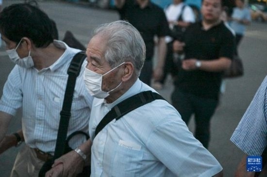 8月12日晚，侵華日軍第七三一部隊（簡稱“731部隊”）“少年隊”原隊員清水英男，乘機(jī)抵達(dá)哈爾濱。新華社記者 王松 攝