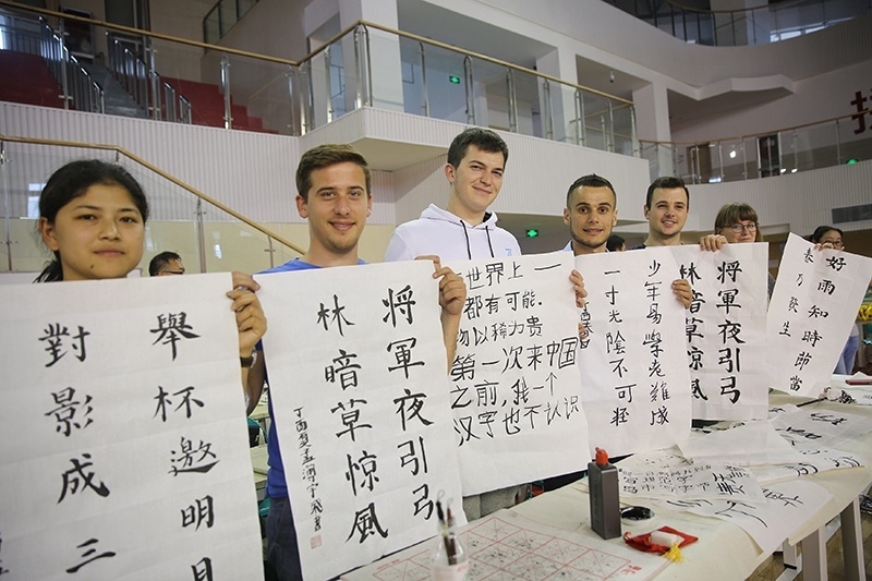 2017年6月5日，來自青島大學(xué)和中國石油大學(xué)（華東）的外國留學(xué)生在展示現(xiàn)場完成的書法作品。