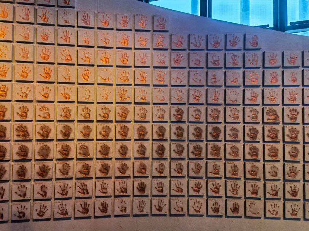 圖為侵華日軍南京大屠殺遇難同胞紀(jì)念館“三個必勝”展廳排列的648個鮮紅的手印（局部）。新華社記者 邱冰清 攝