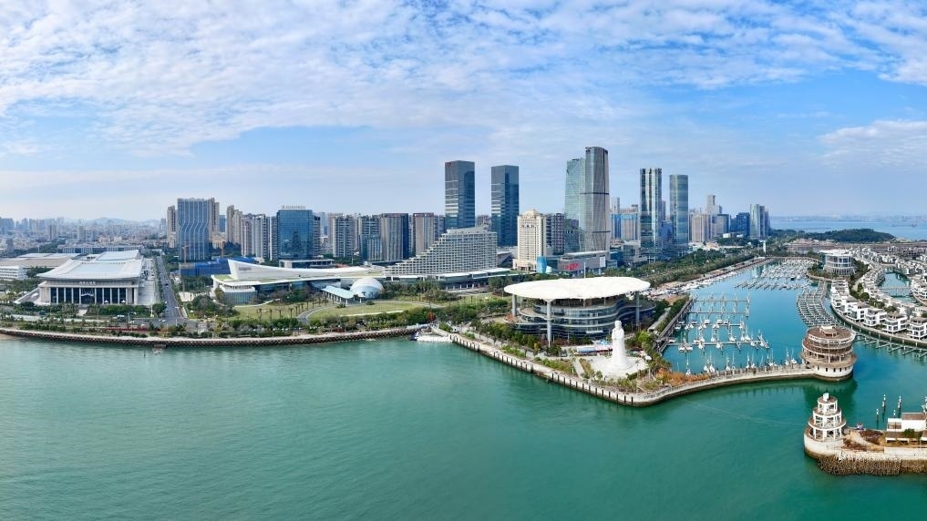 2024年1月24日拍攝的廈門(mén)國(guó)際會(huì)議中心、環(huán)島路一帶濱海城市景觀。新華社記者姜克紅攝