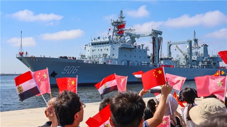 華人華僑代表熱烈迎接祖國軍艦來訪 護航編隊供圖