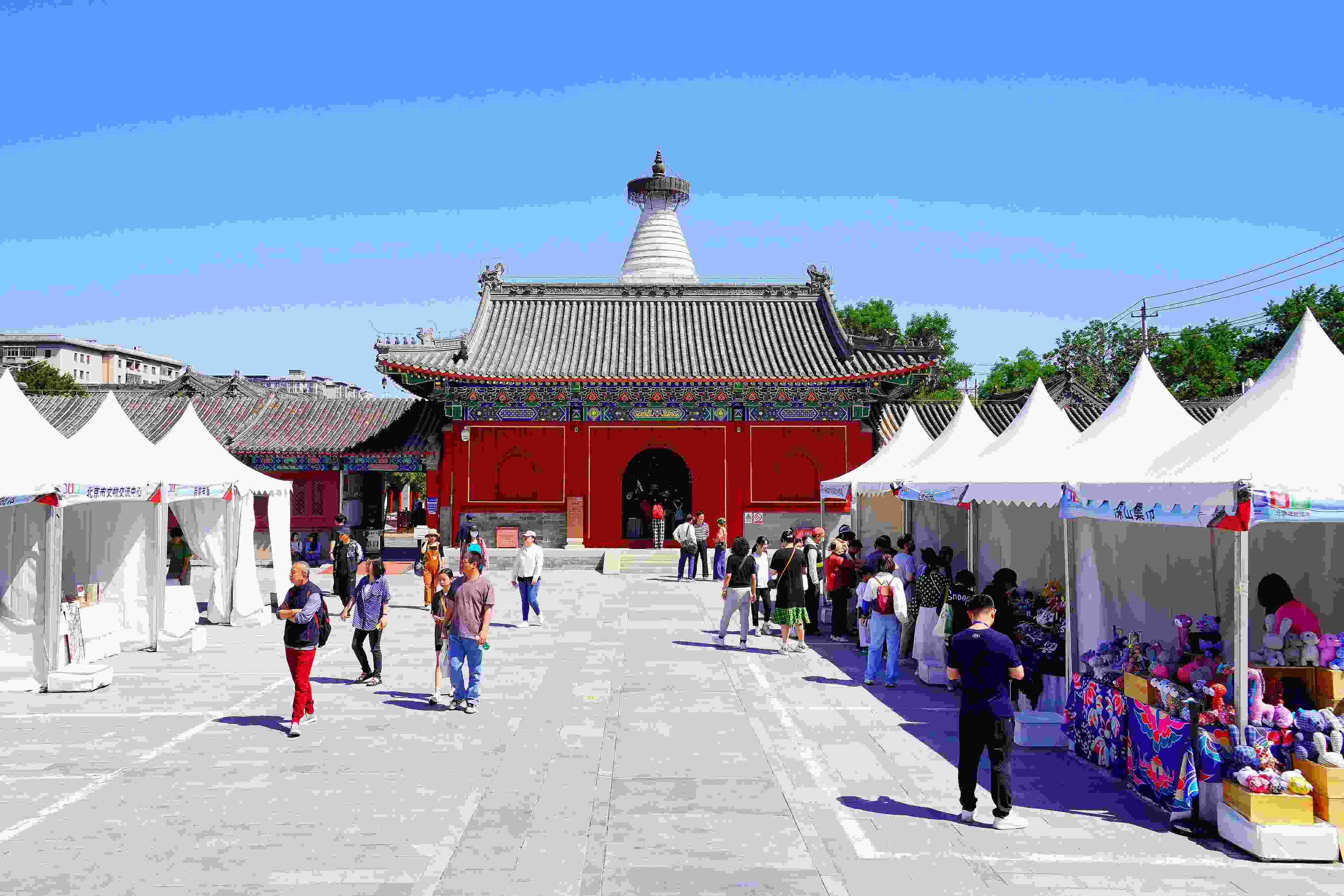 2024年5月，“北京白塔文化市集”在已有700余年歷史的妙應(yīng)寺白塔下舉行。