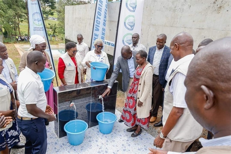 肯尼亞總統(tǒng)魯托考察南迪山供水項(xiàng)目設(shè)備運(yùn)行情況。中鐵十局供圖