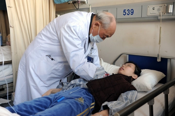 瑞金醫(yī)院終身教授王振義在上海瑞金醫(yī)院為病人看?。ㄙY料照片）。 新華社發(fā)