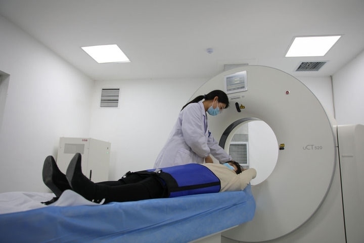 2023年3月2日，安徽省合肥市包河區(qū)煙墩街道社區(qū)衛(wèi)生服務(wù)中心的醫(yī)護(hù)人員為患者進(jìn)行CT檢查。 新華社記者 曹力 攝