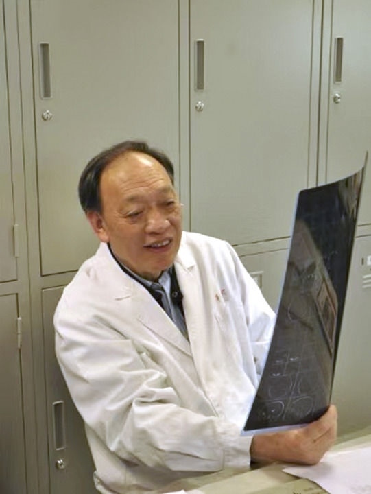 復(fù)旦大學(xué)附屬華山醫(yī)院感染科終身教授翁心華在工作（資料照片）。 新華社發(fā)