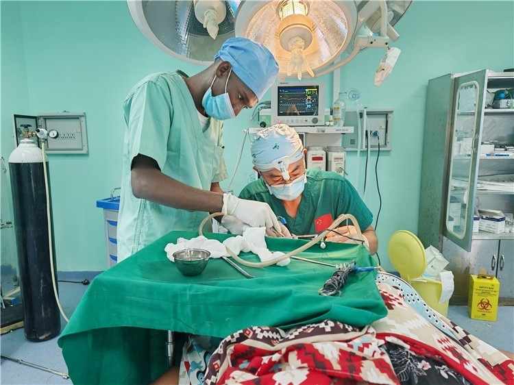 李廣醫(yī)生與當(dāng)?shù)蒯t(yī)生在做手術(shù)中。中國(guó)援桑醫(yī)療隊(duì)供圖