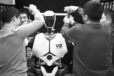 科研人員在調(diào)試機器人。新華社記者 金立旺攝